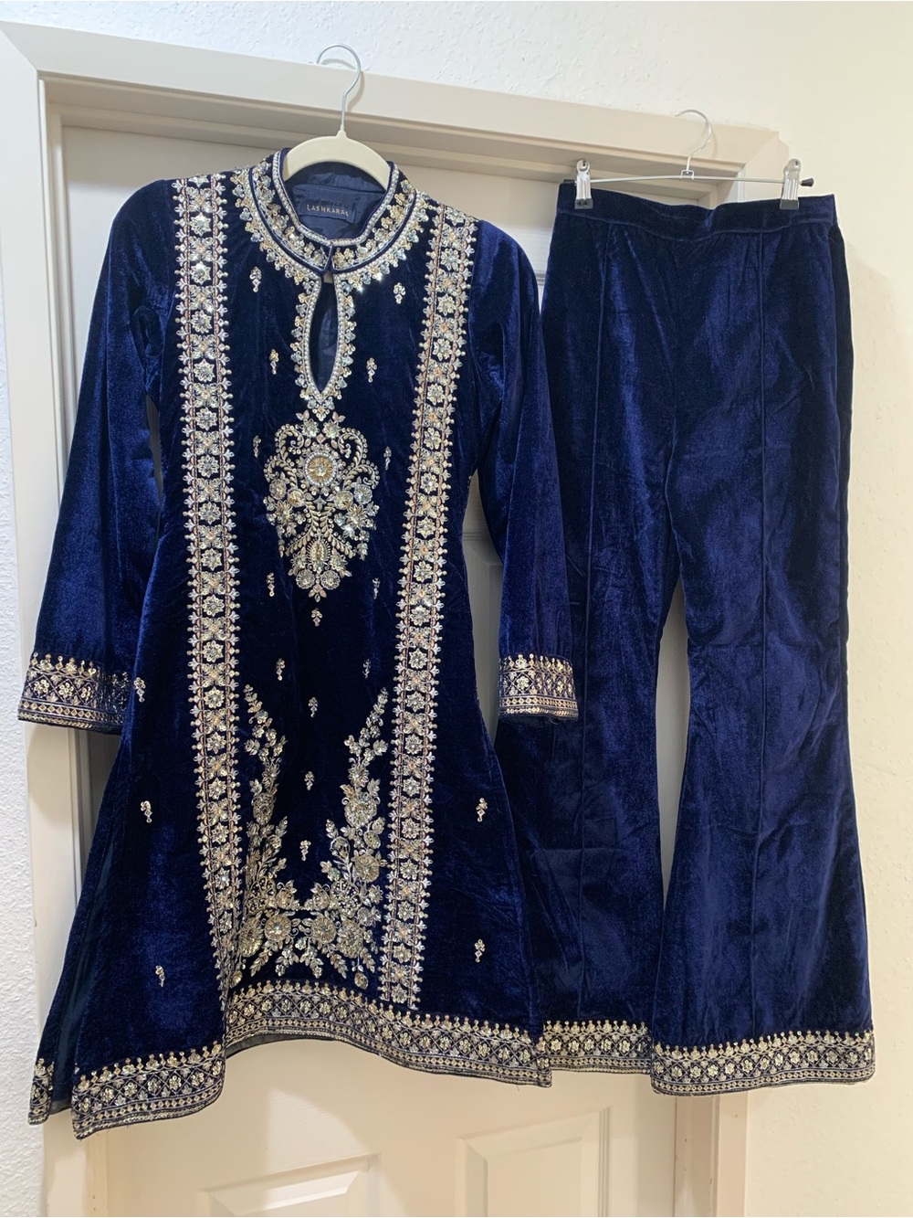 LASHKARAA Navy Blue Velvet Embroidered Kurta & Pant Set – Women’s Small